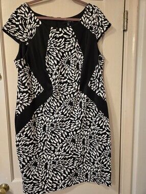 Sangria Black and White Floral-Print Sheath Dress